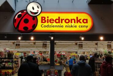 Witryna przy wejściu do sklepu Biedronka