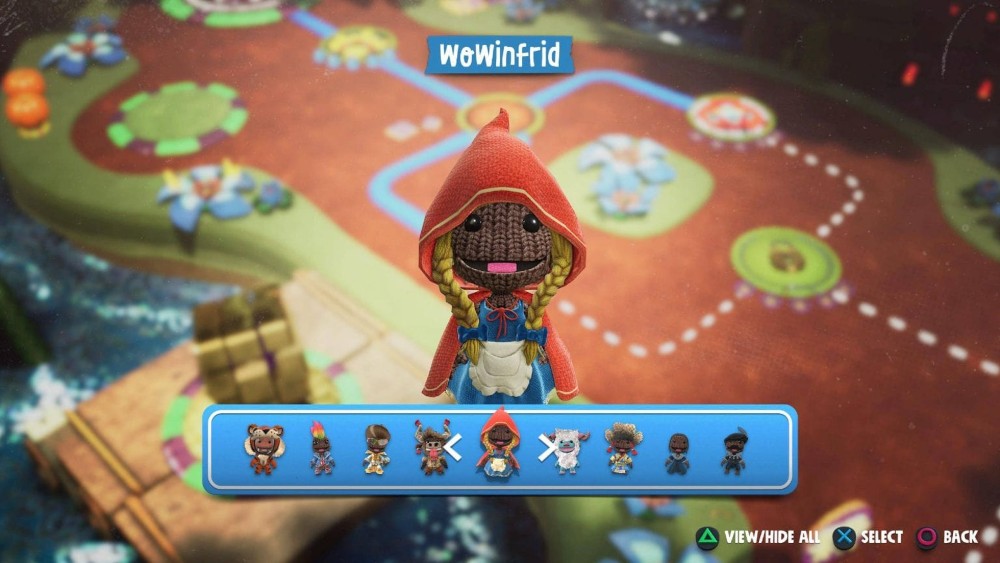 Sackboy przebrany za Czerwonego Kapturka