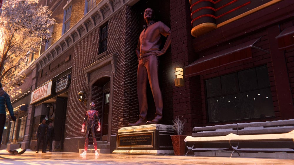 Miles Morales pozuje przy pomniku Stana Lee