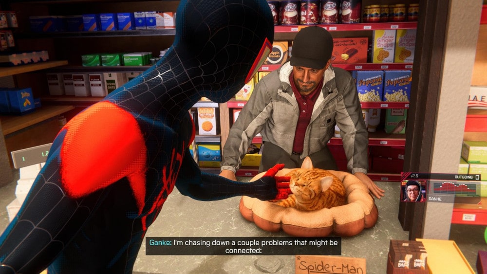 Miles Morales głaszcze kota