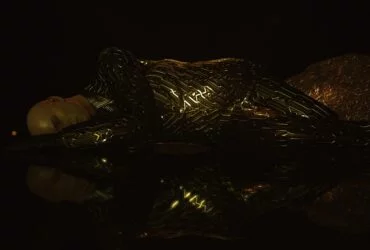 Agent 47 leży w złotym garniturze reklamując DLC Seven Deadly Sins