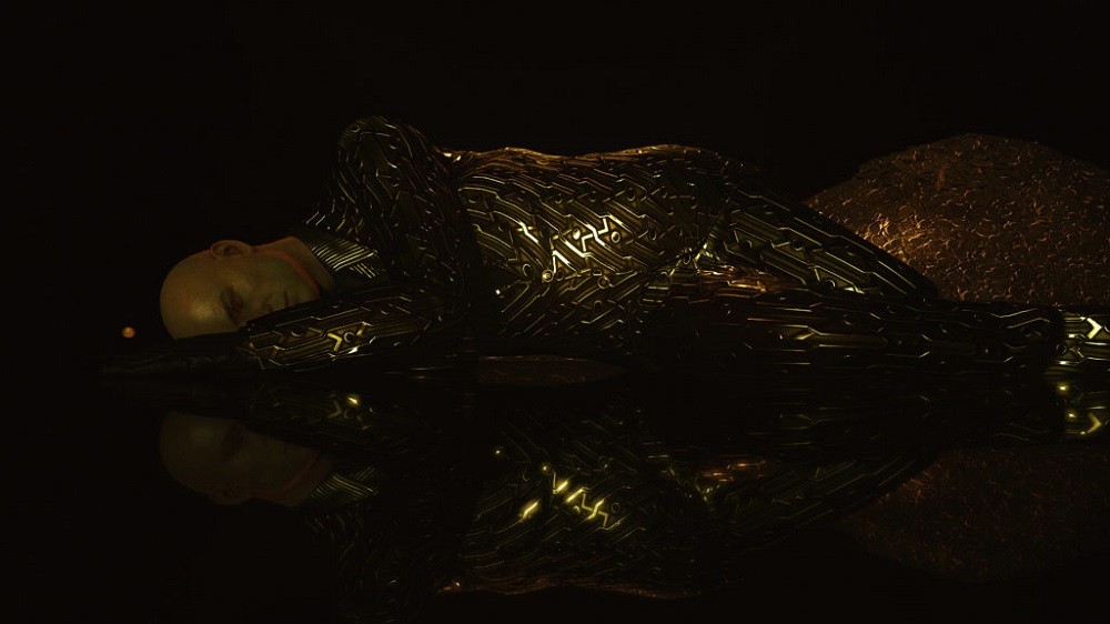 Agent 47 leży w złotym garniturze reklamując DLC Seven Deadly Sins