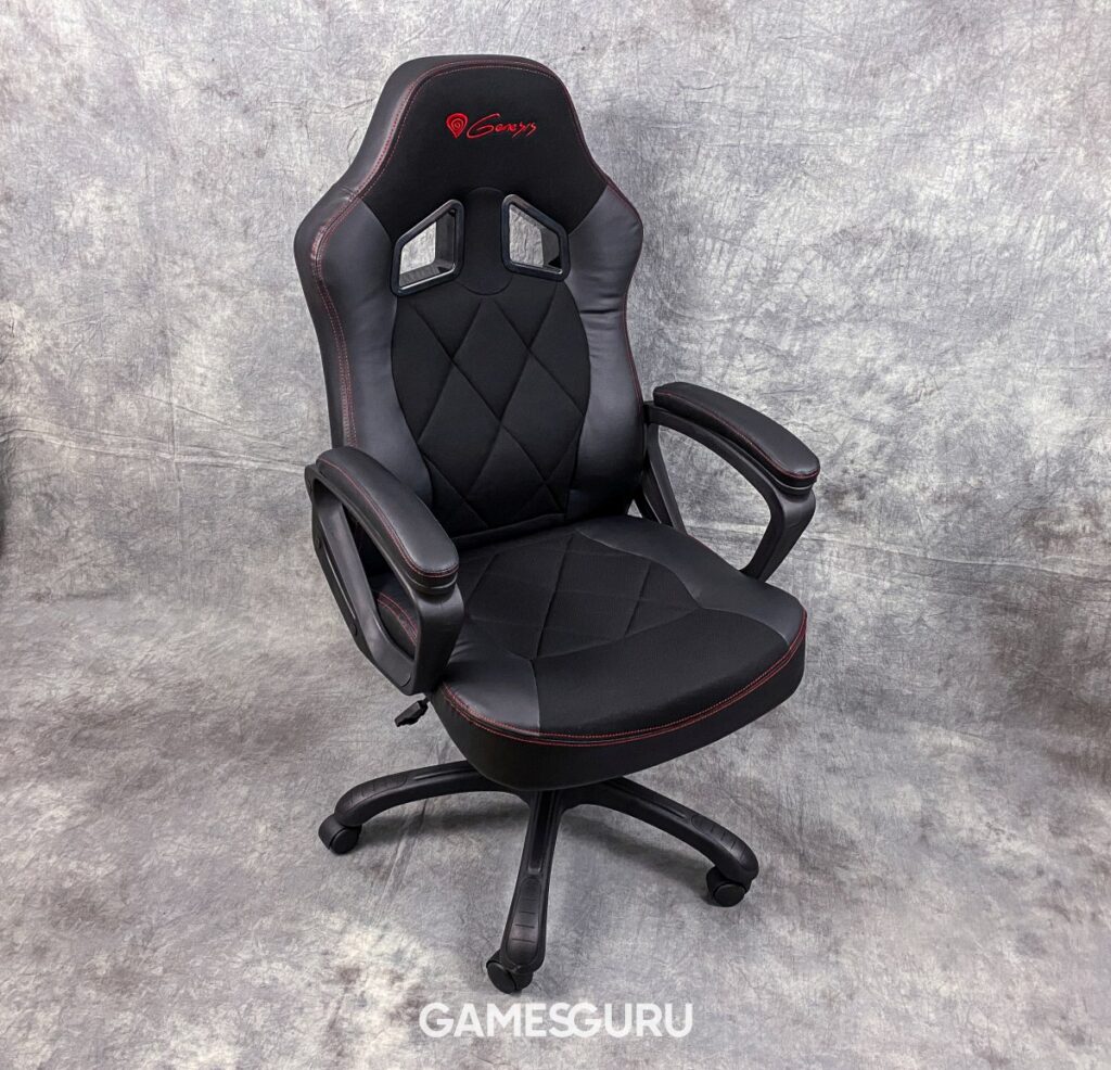 Recenzja fotela gamingowego Genesis Nitro 330 i krzesło w całości zaprezentowane pod lekkim kątem