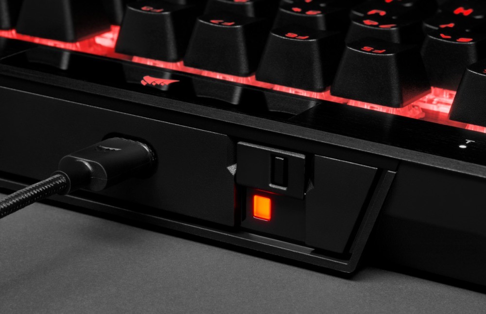 Złącze USB oraz przełącznik turniejowy w klawiaturze Corsair K70 RGB TKL