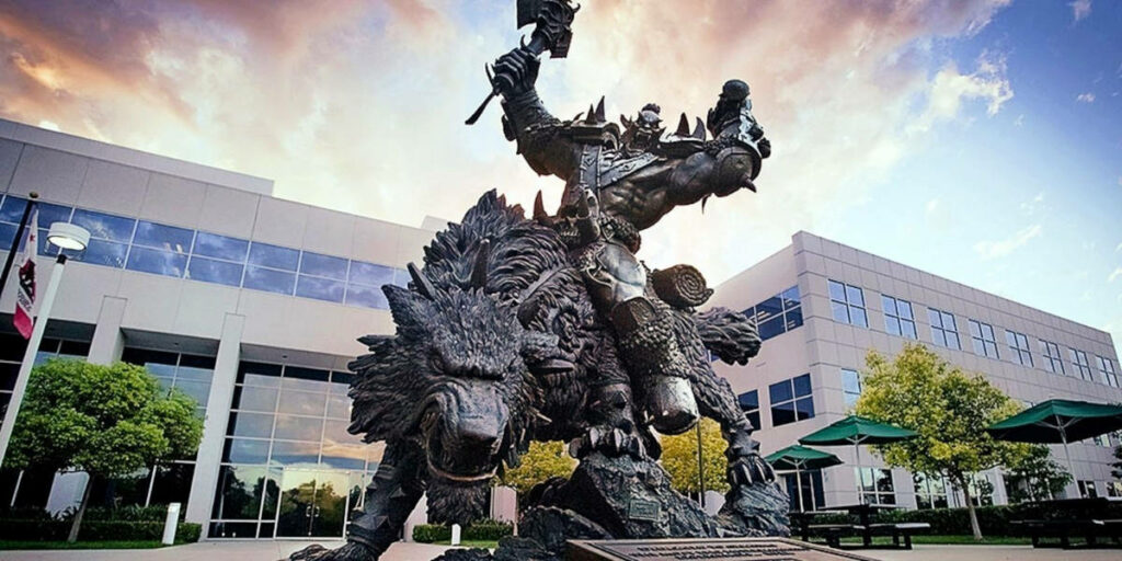Figura przed campusem Blizzard