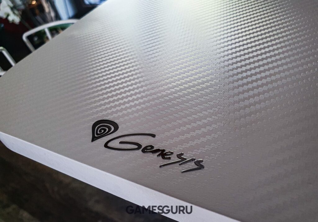 Logo marki Genesis na blacie biurka Genesis Holm 320 RGB White