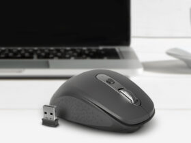 Mysz wraz z adapterem na tle komputera