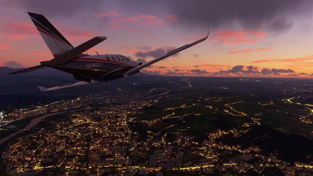 Samolot lecący o zachodzie słońca.