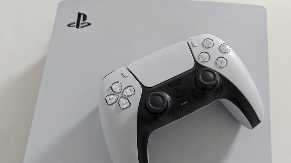 Pad do PlayStation 5 leżący na konsoli.