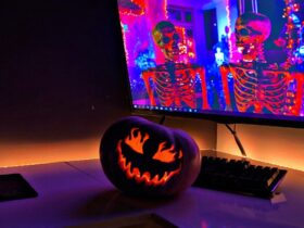 Nietypowe gry na halloween - dynia na biurku