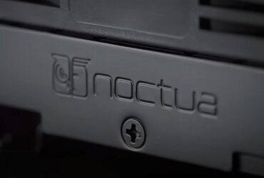 Logo austriackiej firmy Noctua na radiatorze z serii chromax.black