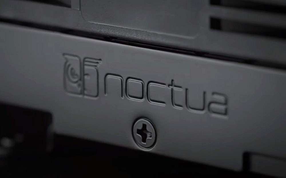 Logo austriackiej firmy Noctua na radiatorze z serii chromax.black