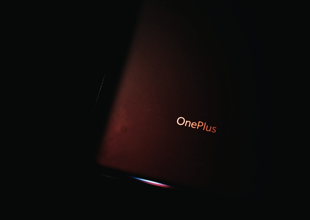 Ciemne zdjęcie z obrysem tabletu od OnePlusa