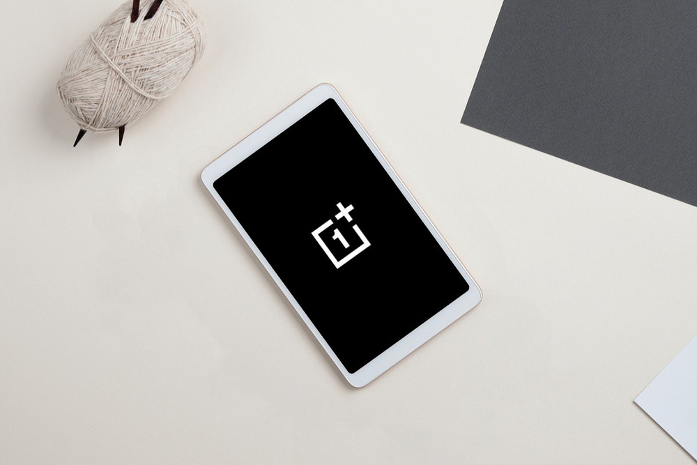 Tablet z logiem OnePlus leżący na biurku
