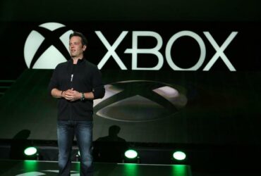 Phil Spencer na tle loga Xbox