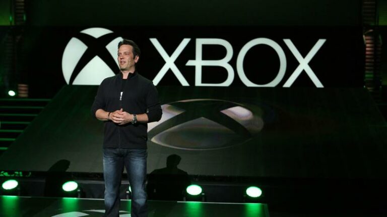 Phil Spencer na tle loga Xbox