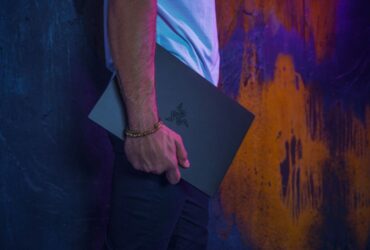 Laptop firmy Razer w ręce