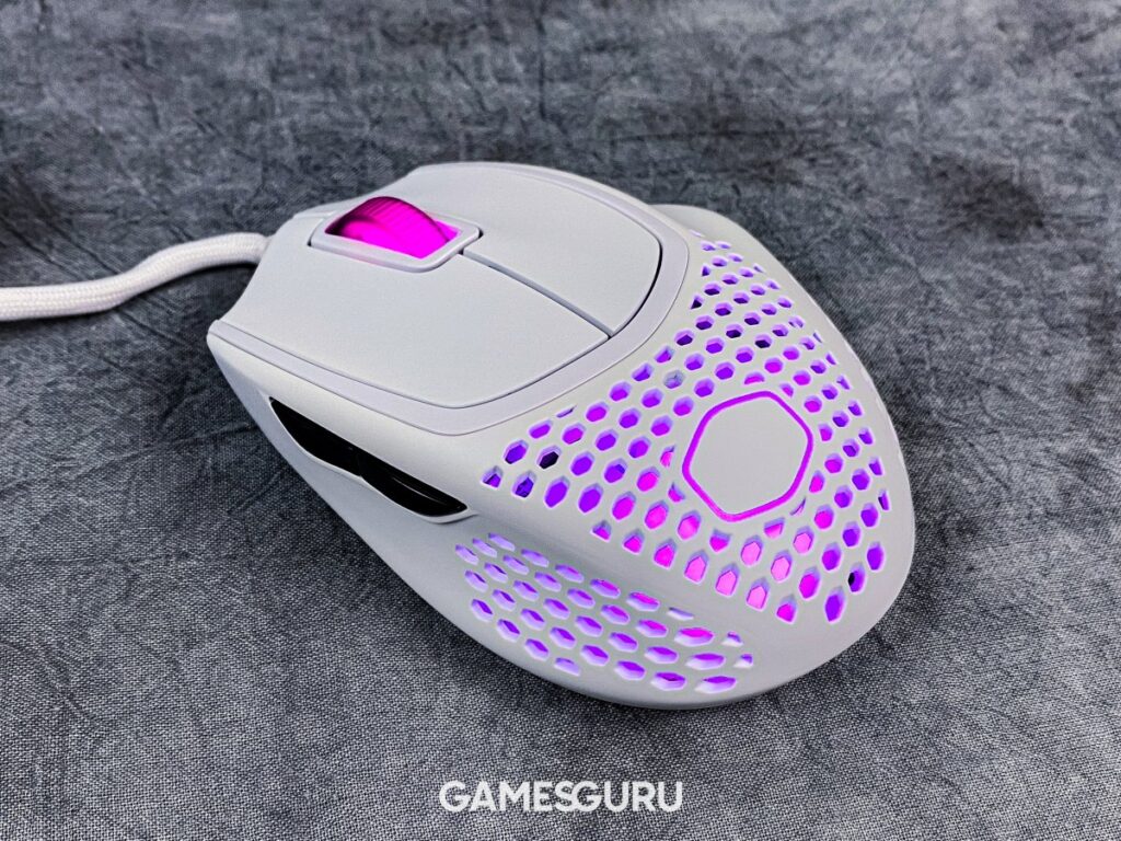 Mysz Cooler Master MM720 z włączonym fioletowym podświetleniem
