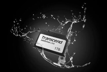 Wizualizacja karty SD JetDrive Lite 330 na tle chlapiącej wody