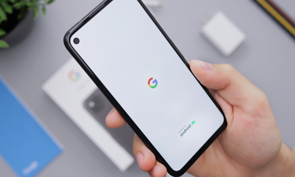 Telefon Google Pixel trzymany w dłoni