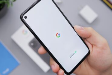 Telefon Google Pixel trzymany w dłoni