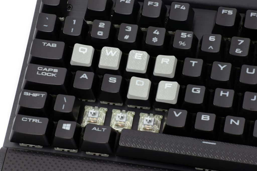 Zdjęte keycapy z klawiatury