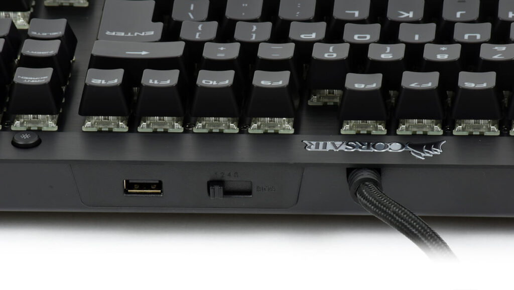 Wyjście przewodu, przełącznik i wejście USB na przodzie klawiatury