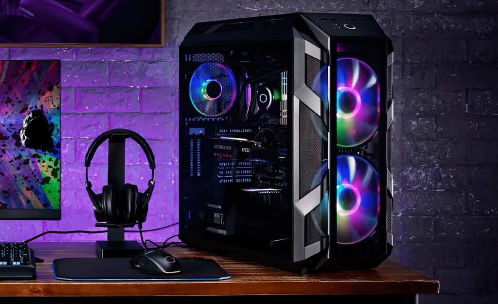 Testowana obudowa Cooler Master H500M z włączonym podświetleniem RGB na biurku