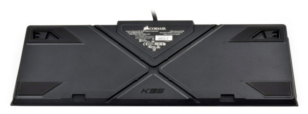 Test Corsair K95 RGB Platinum - spód klawiatury