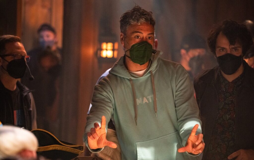 Taika Waititi podczas reżyserowania pilotażowego odcinka Our Flag Means Death