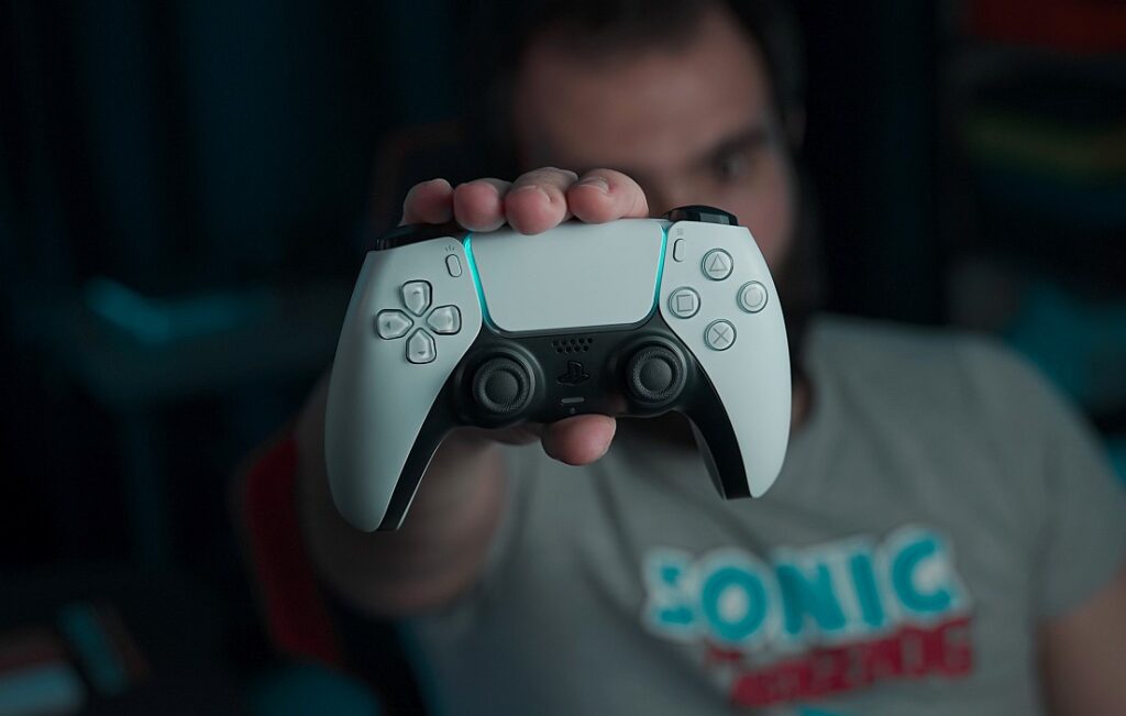 Gamepad PlayStation 5 DualSense w dłoni