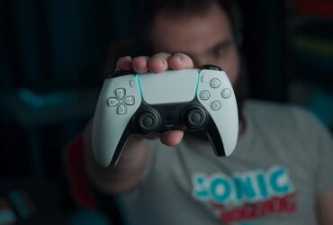 Gamepad PlayStation 5 DualSense w dłoni