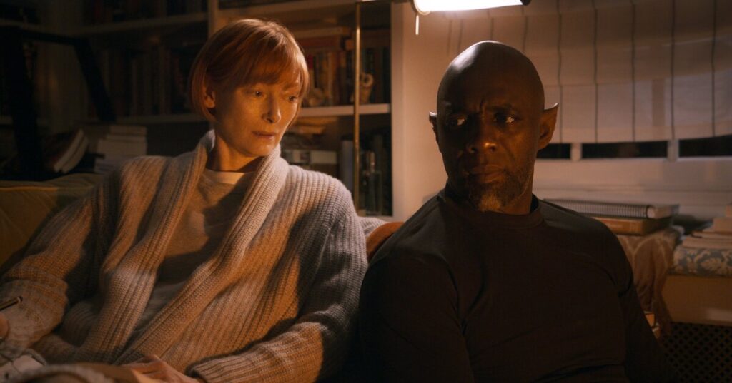 Tilda Swinton jako dr Alithea Binnie oraz Idris Elba jako Dżinn w Three Thousand Years of Longing