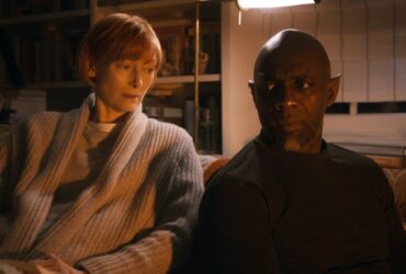 Tilda Swinton jako dr Alithea Binnie oraz Idris Elba jako Dżinn w Three Thousand Years of Longing