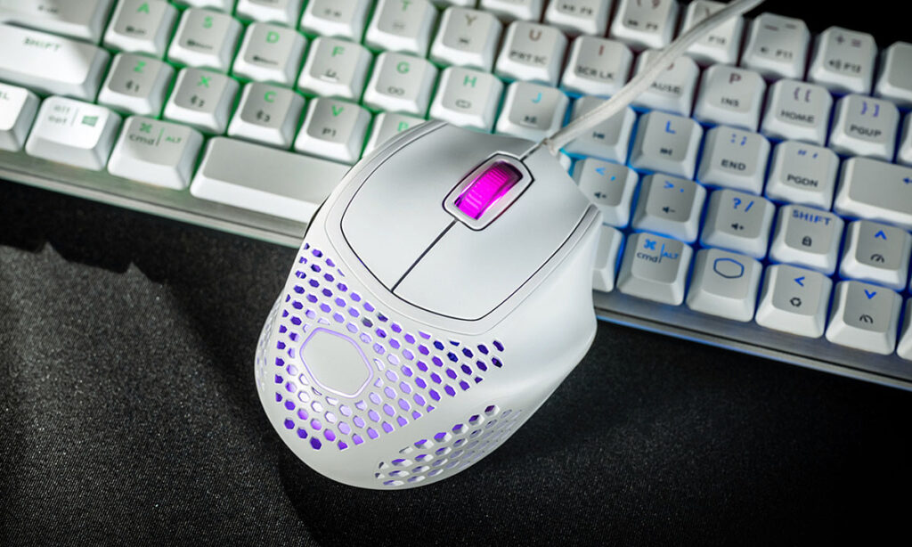 Test i recenzja Cooler Master MM720 - biała mysz na biurku z klawiaturą