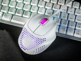 Test i recenzja Cooler Master MM720 - biała mysz na biurku z klawiaturą