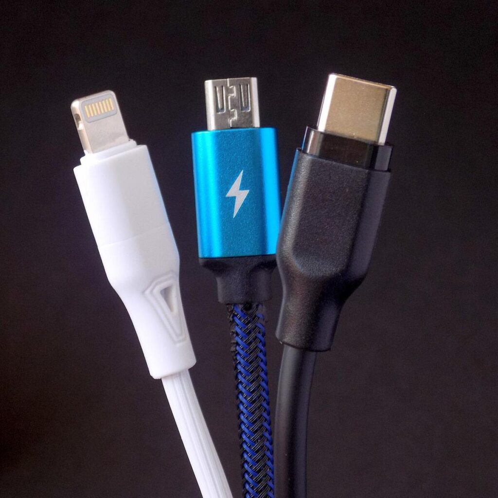 3 kable do ładowania - lightning, USB-C i Micro USB