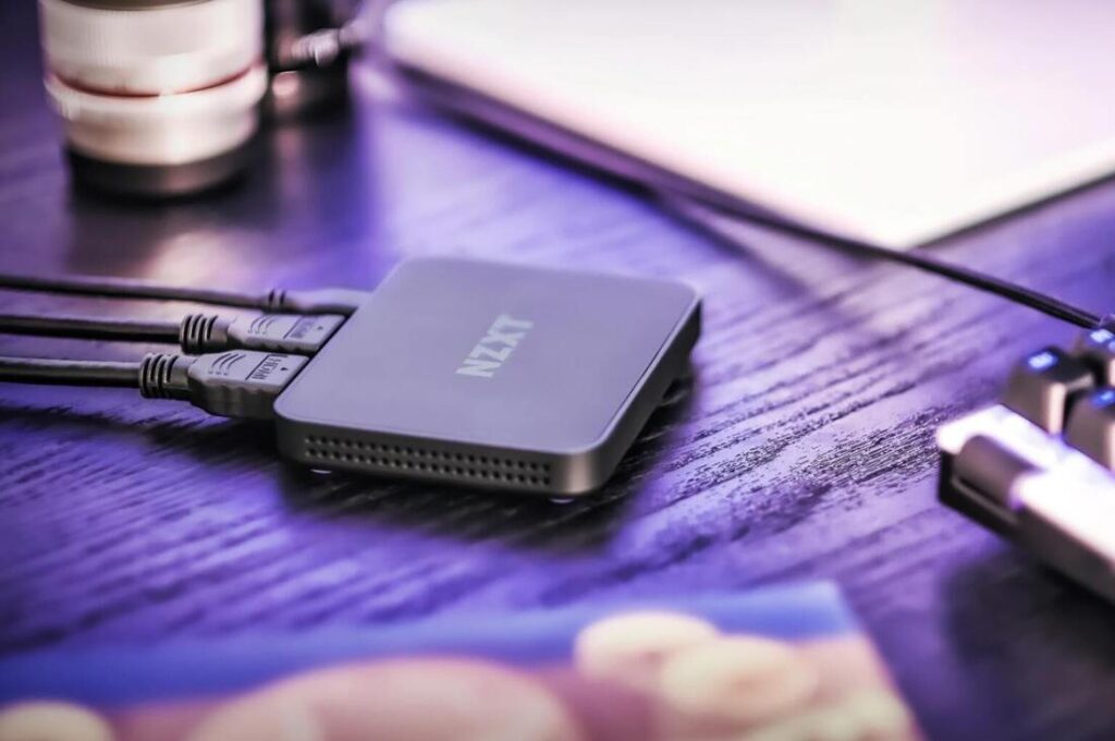 Rejestrator NZXT na stanowisku komputerowym