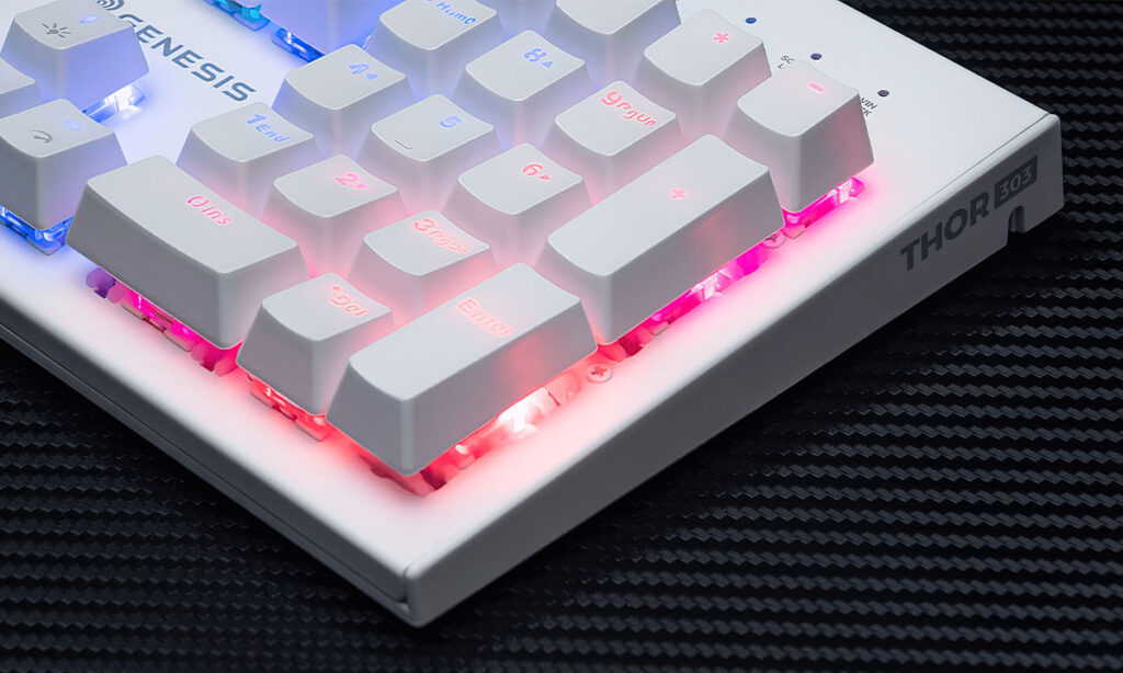 Test i recenzja Genesis Thor 303 RGB - biała wersja z podświetleniem od boku