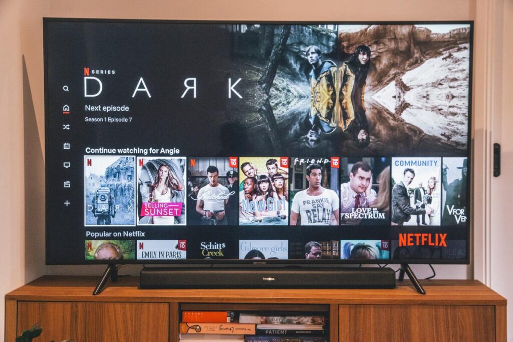 Serial Dark na Netflix włączony na telewizorze