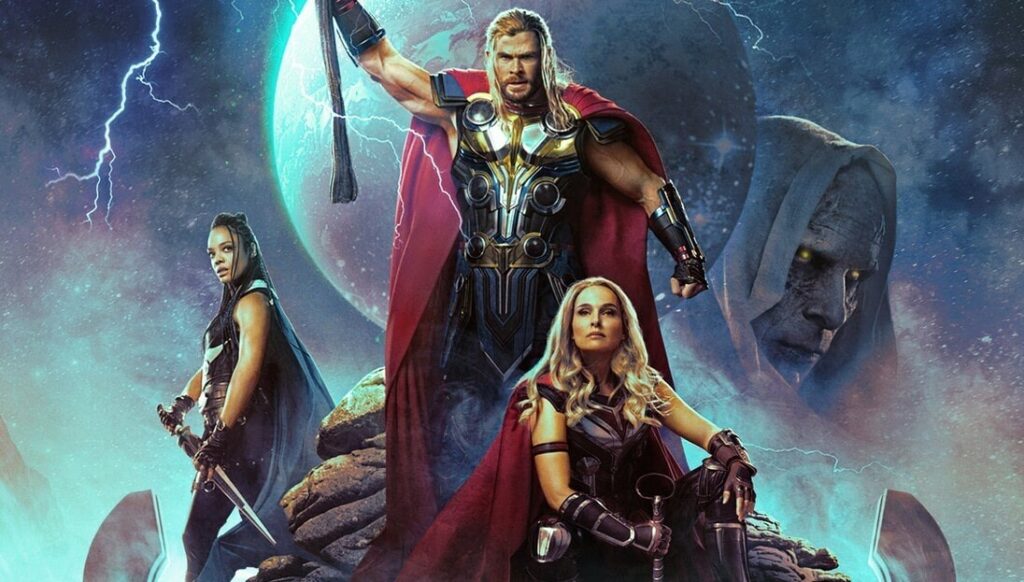 Plakat filmu Thor: Miłość i grom stylizowany na plakat Conana Barbarzyńcy, przedstawiający Thora, Potężną Thor, Walkirię i Gorra Bogobójcę