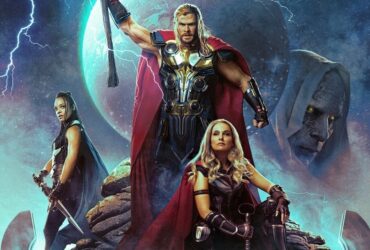 Plakat filmu Thor: Miłość i grom stylizowany na plakat Conana Barbarzyńcy, przedstawiający Thora, Potężną Thor, Walkirię i Gorra Bogobójcę