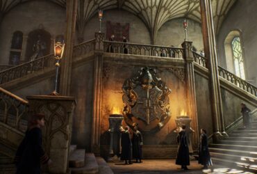 Uczniowie w holu Hogwartu w Hogwarts Legacy