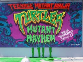 Graffiti ogłaszające tytuł i datę premiery TMNT: Mutant Mayhem