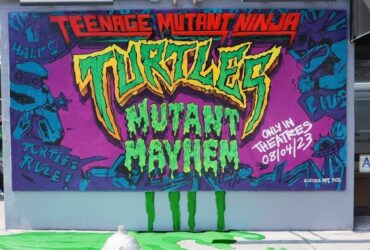 Graffiti ogłaszające tytuł i datę premiery TMNT: Mutant Mayhem