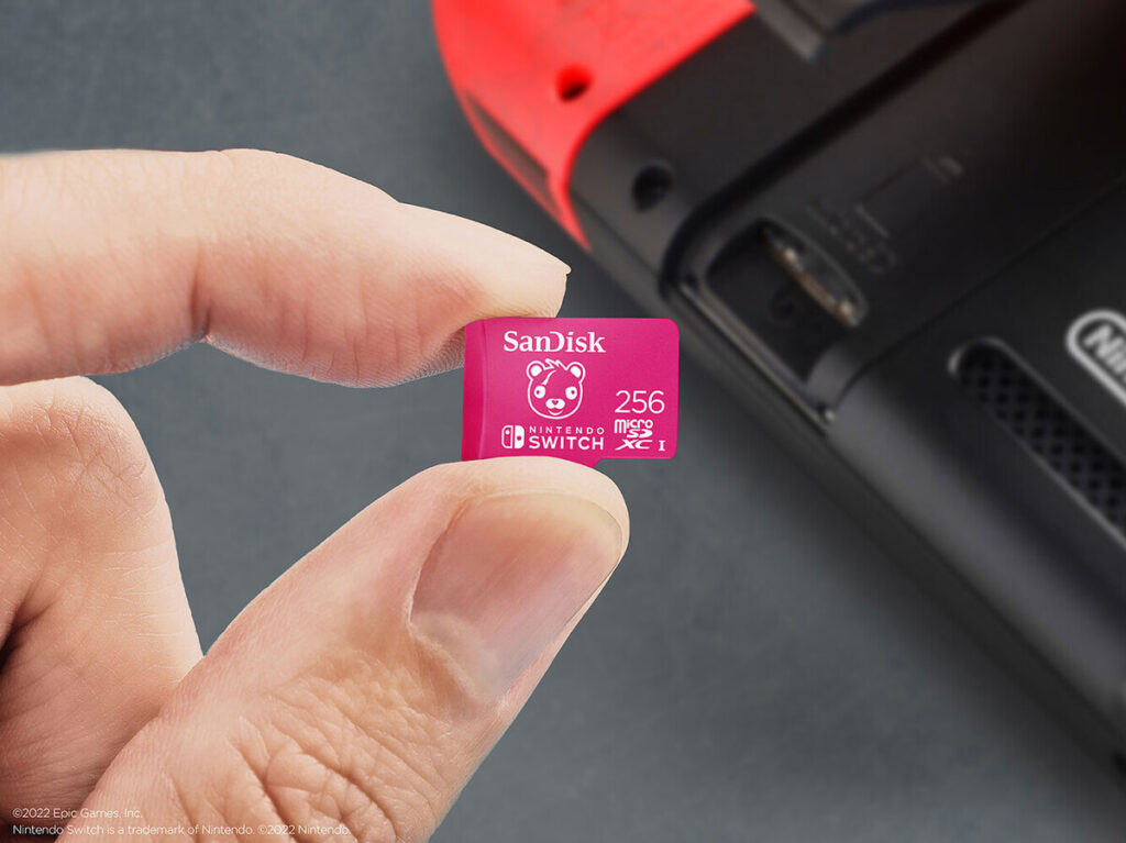Prezentacja karty pamięci microSDXC Sandisk licencjonowana grą Fortnite na tle konsoli Nintendo Switch
