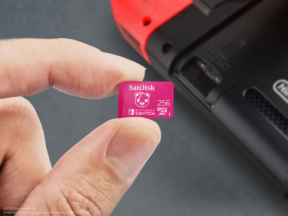 Prezentacja karty pamięci microSDXC Sandisk licencjonowana grą Fortnite na tle konsoli Nintendo Switch