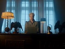 Gwendoline Christie przy biurku jako dyrektorka Nevermore Academy w Wednesday od Netflixa