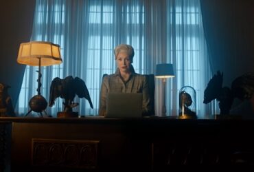 Gwendoline Christie przy biurku jako dyrektorka Nevermore Academy w Wednesday od Netflixa
