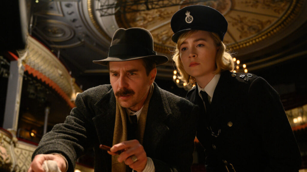 Sam Rockwell i Saoirse Ronan w filmie Patrz jak kręcą